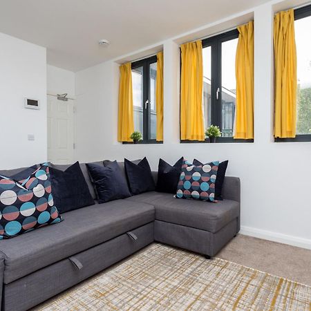 Flat 7- Spacious Studio Flat In The Heart Of Crawley Extérieur photo