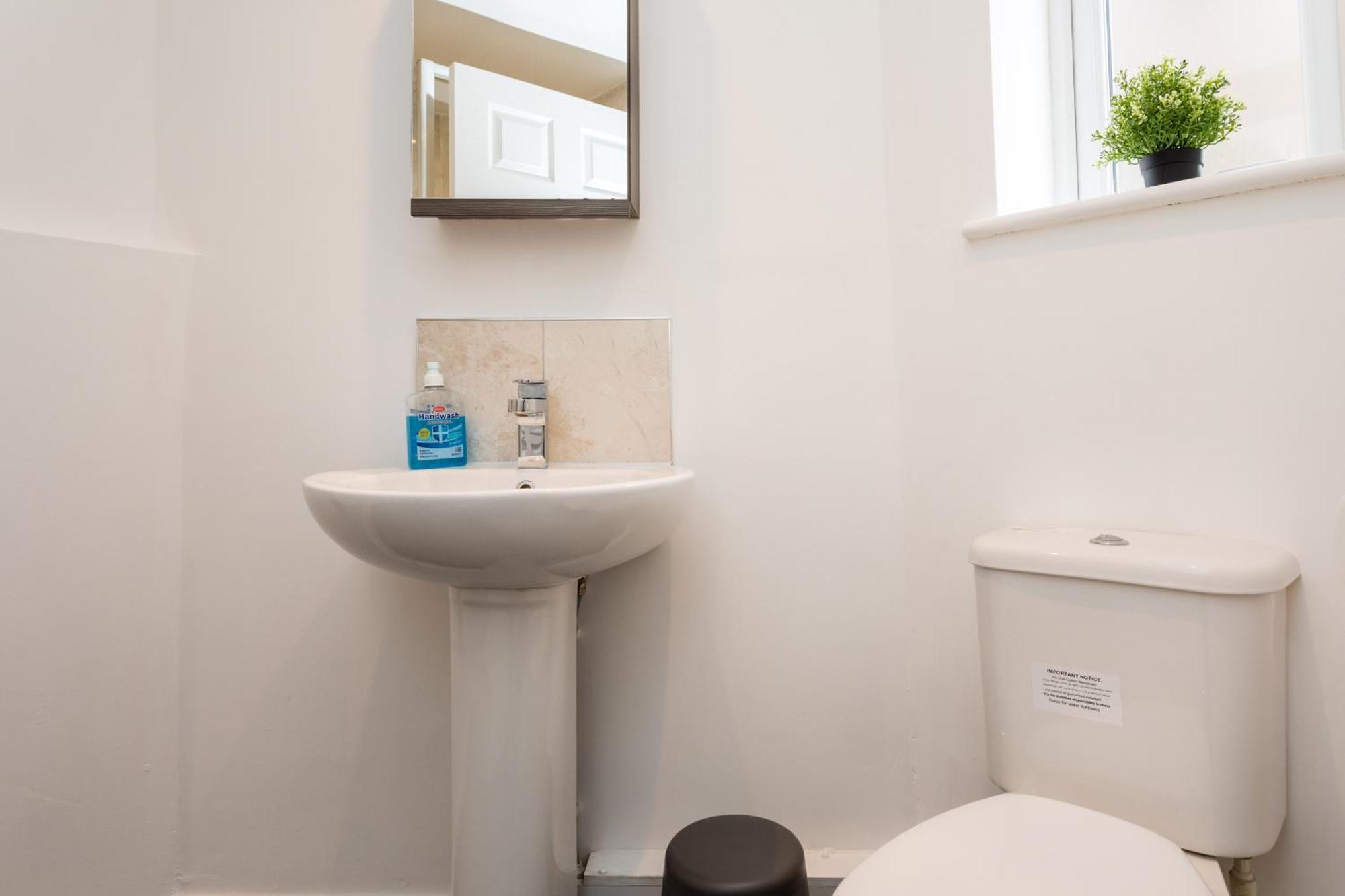 Flat 7- Spacious Studio Flat In The Heart Of Crawley Extérieur photo