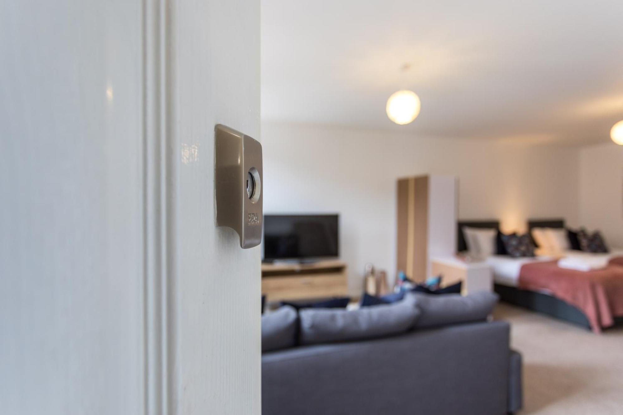 Flat 7- Spacious Studio Flat In The Heart Of Crawley Extérieur photo