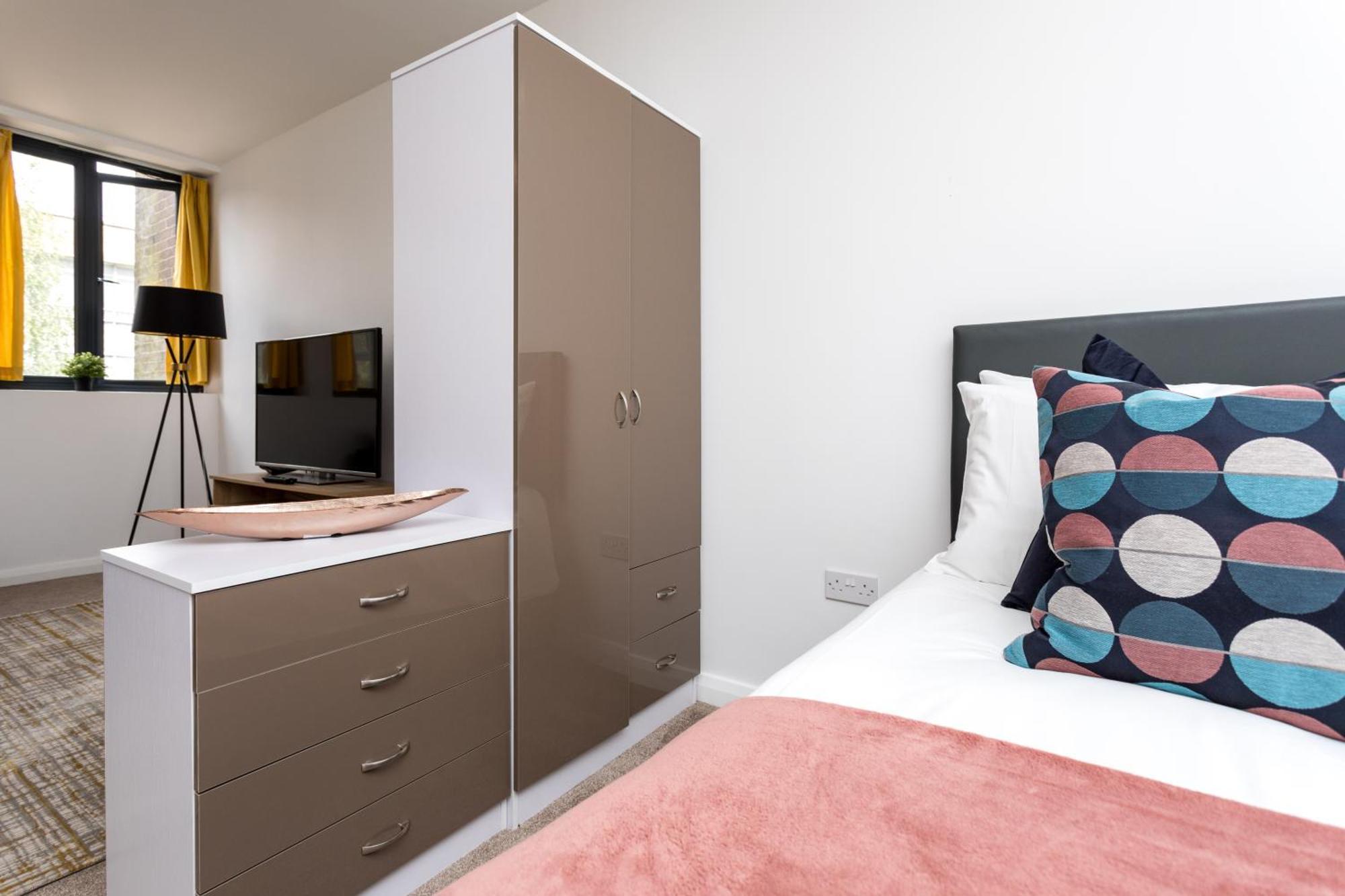Flat 7- Spacious Studio Flat In The Heart Of Crawley Extérieur photo