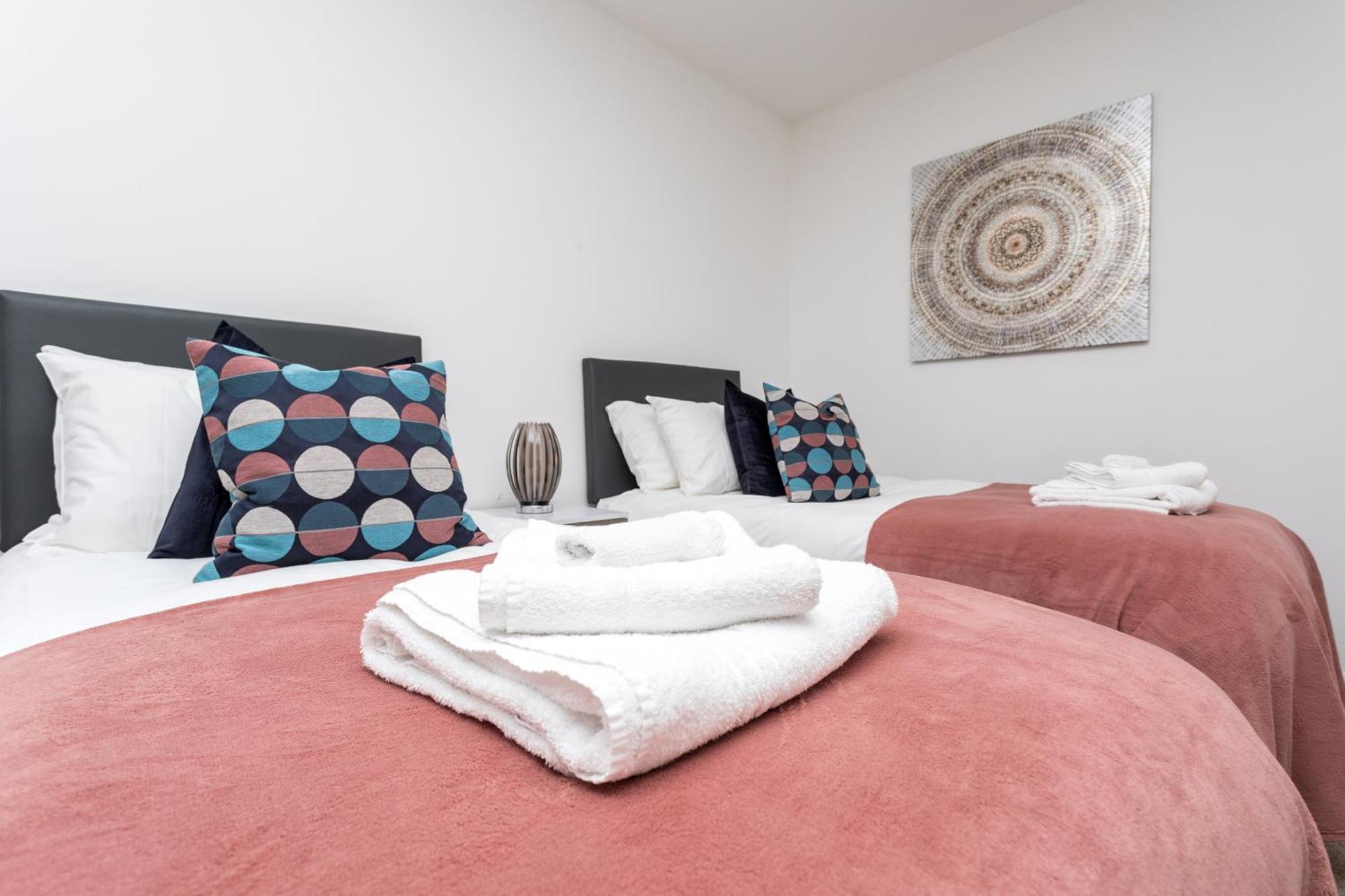 Flat 7- Spacious Studio Flat In The Heart Of Crawley Extérieur photo