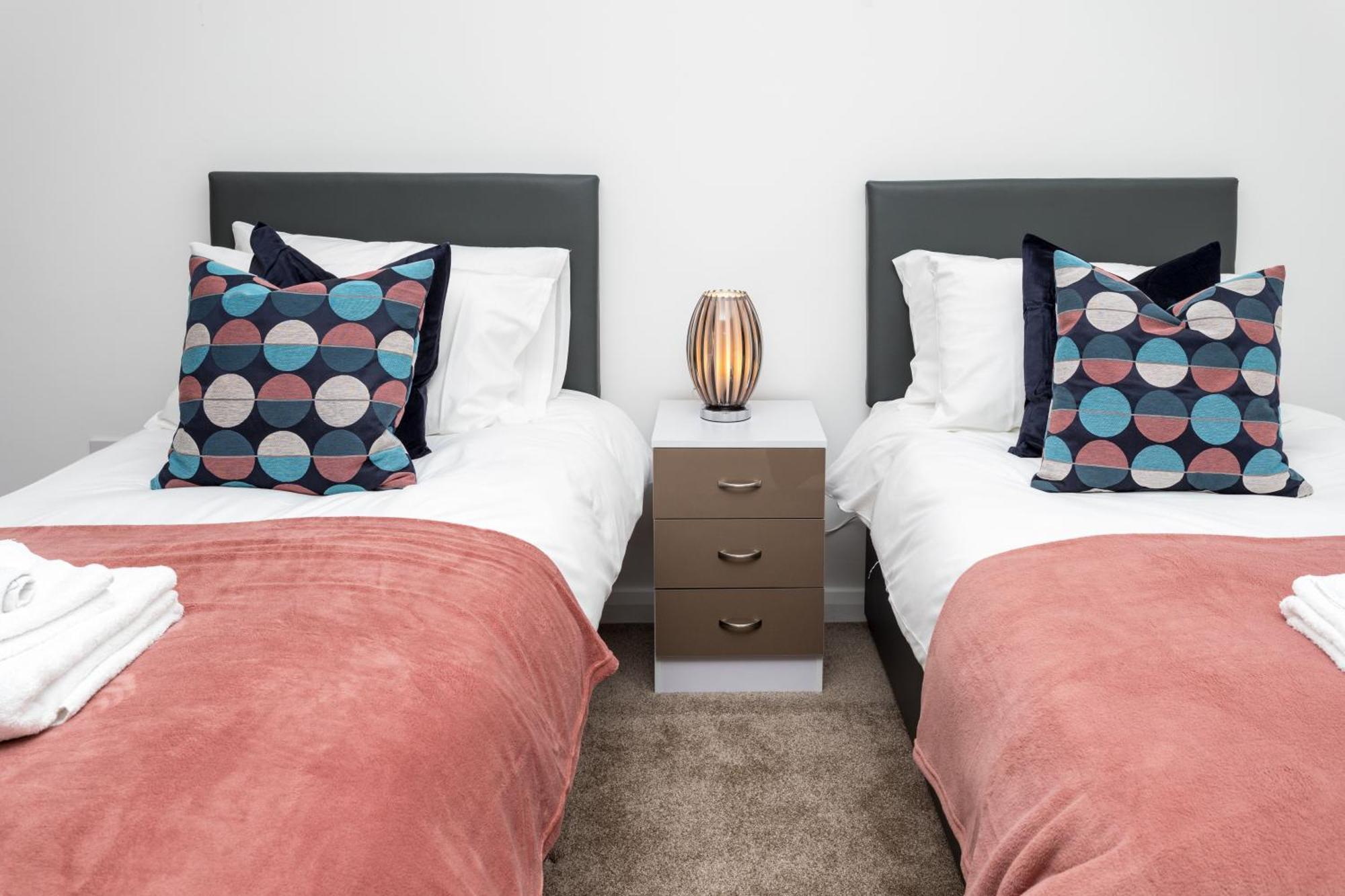 Flat 7- Spacious Studio Flat In The Heart Of Crawley Extérieur photo