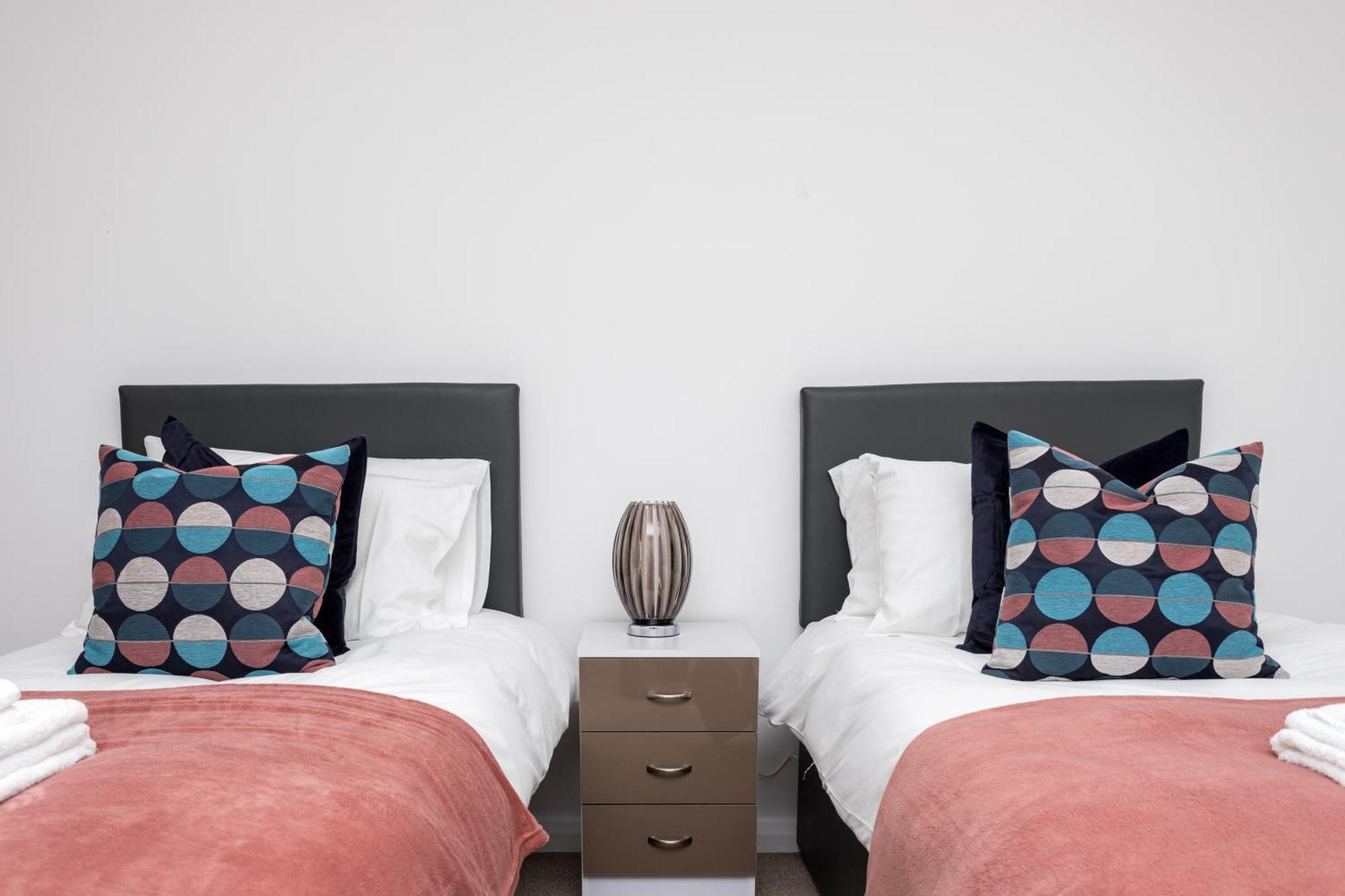 Flat 7- Spacious Studio Flat In The Heart Of Crawley Extérieur photo